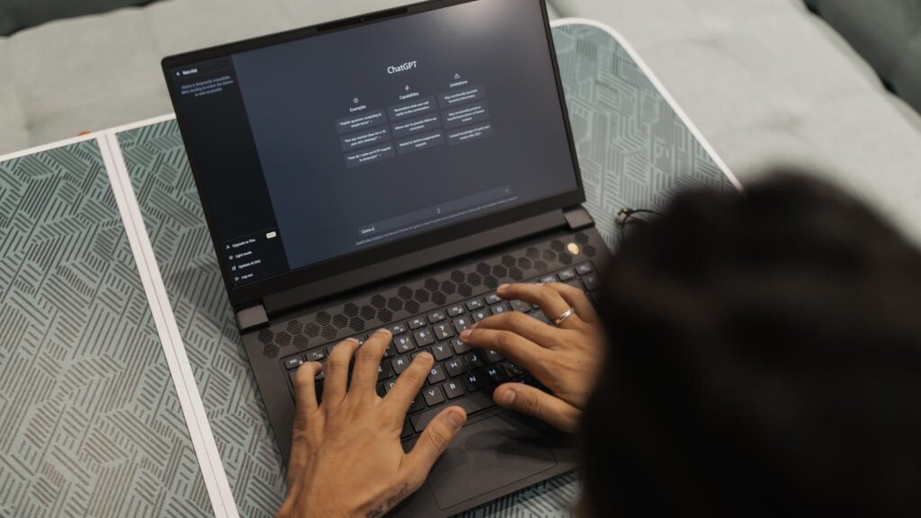 Kobieta pracuje na laptopie z Claude AI – Claude po polsku w solobiznesie