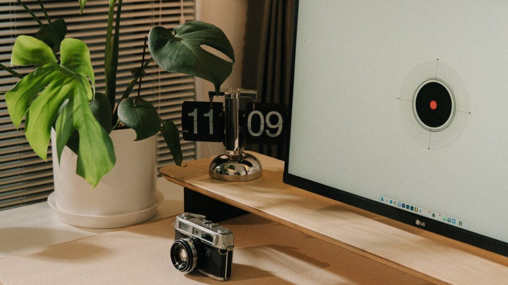 Claude Cowork Design rodzaje - minimalistyczne biurko z komputerem i akcesoriami
