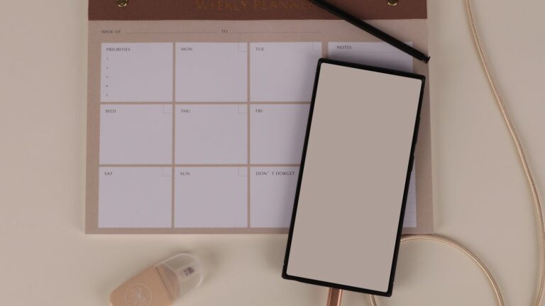 Claude scheduled tasks - planer tygodniowy i biurko z laptopem