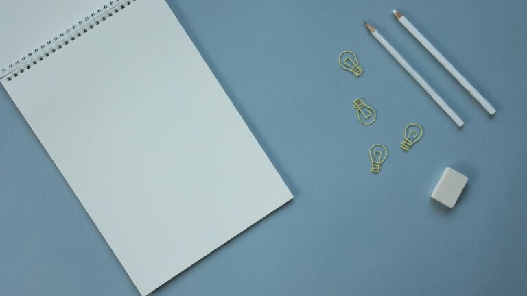 notes i ołówki minimalistyczne biurko — jak się uczyć z Claude AI learning loop soloprzedsiębiorczyni