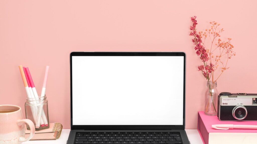 Estetyczne biurko z laptopem — Canva Claude connector do projektowania grafik