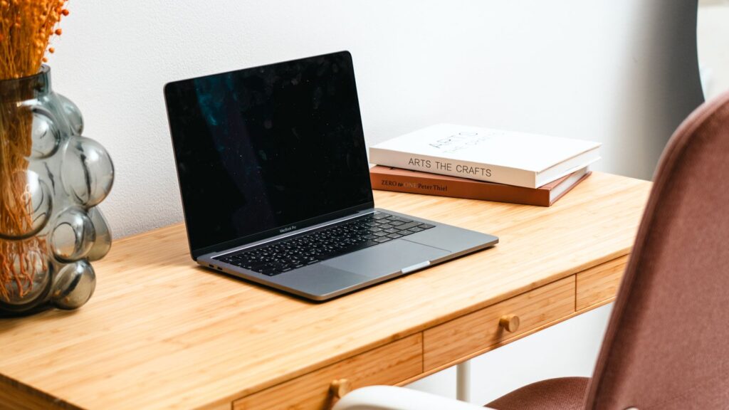Minimalistyczne biurko z laptopem — Claude Code vs Cowork dla soloprzedsiębiorczyni