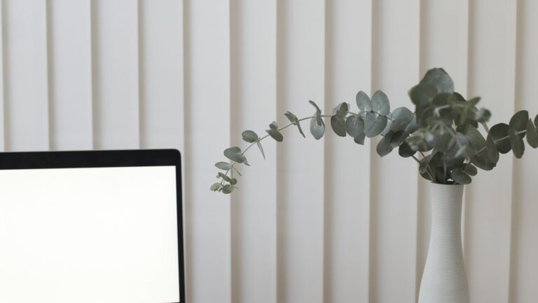 laptop na biurku minimalistyczne wnętrze — Claude research trendów aktualnych solobiznes