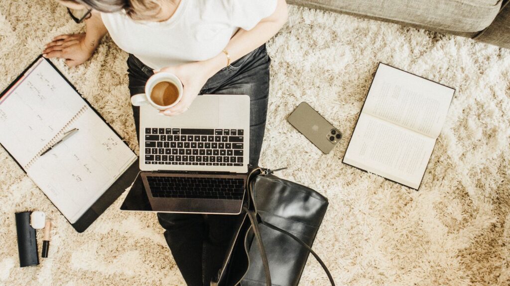 Kobieta pracująca na laptopie z kawą — jak efektywnie korzystać z Claude