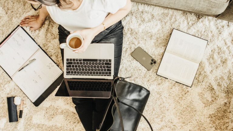 Kobieta pracująca na laptopie z kawą — jak efektywnie korzystać z Claude