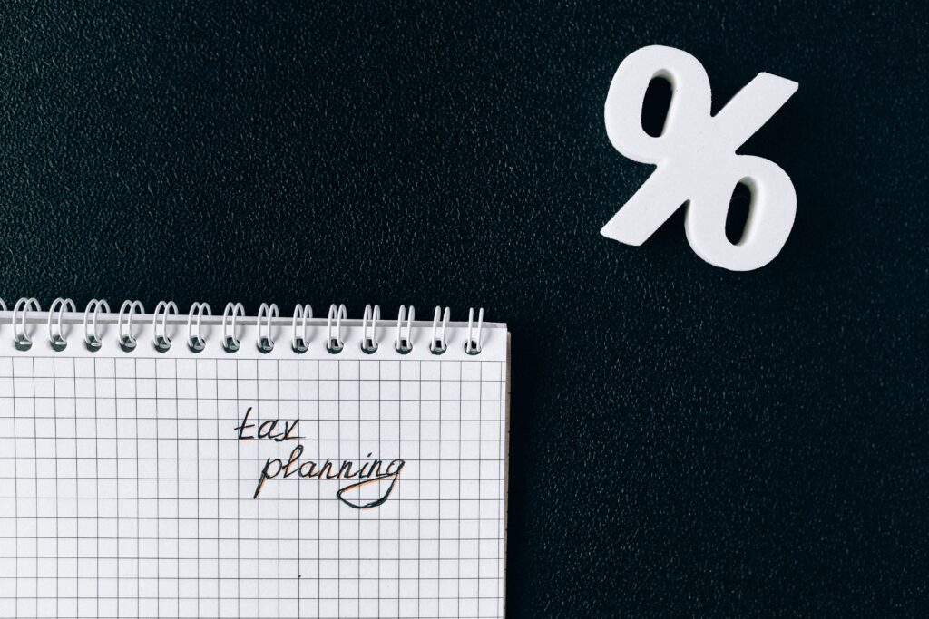 notatnik z napisem tax planning — Claude do planowania podatków w solobiznesie