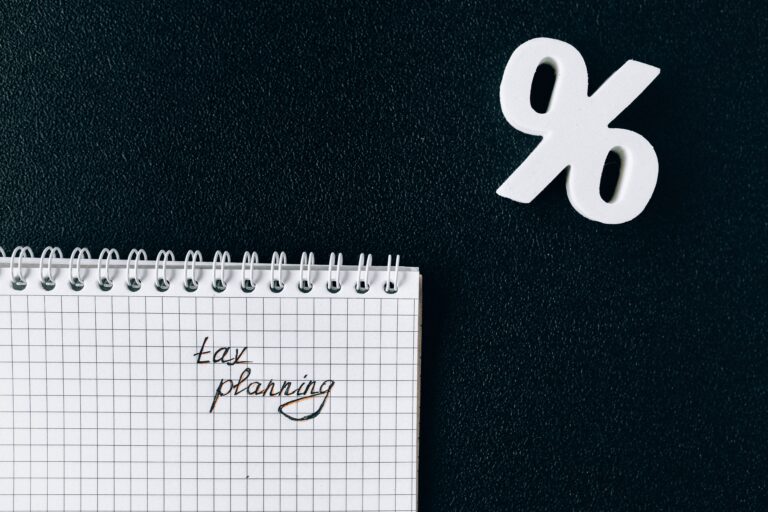 notatnik z napisem tax planning — Claude do planowania podatków w solobiznesie