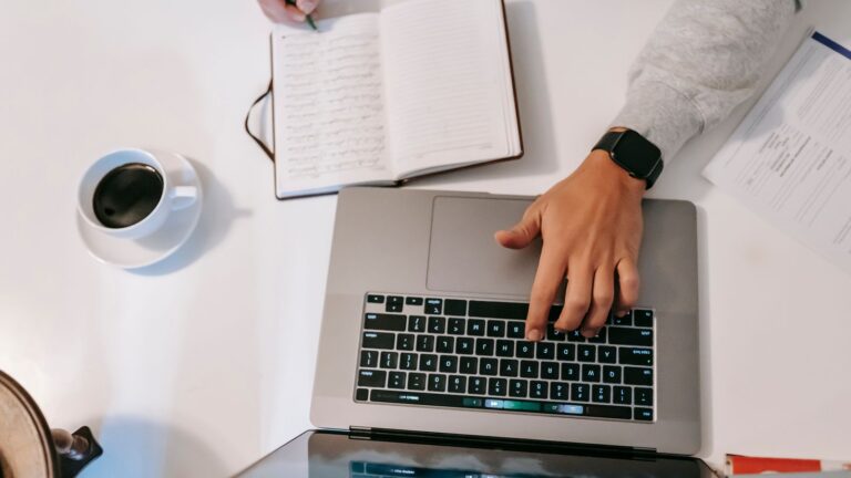 Oznaczanie treści generowanych przez AI – przepisy dla twórczyń contentu w Polsce w 2026 roku