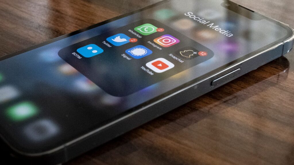 Smartfon z powiadomieniami social media — automatyzacja DM na Instagramie krok po kroku