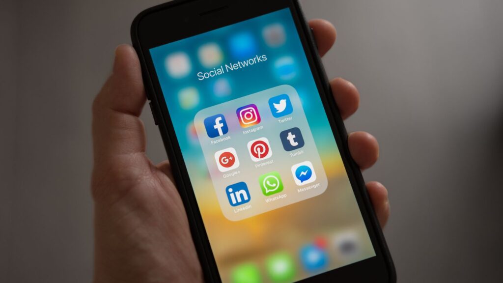 Telefon z aplikacjami social media — jak naprawić automatyzację freebie na Instagramie