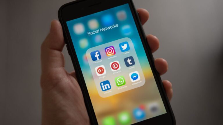 Telefon z aplikacjami social media — jak naprawić automatyzację freebie na Instagramie