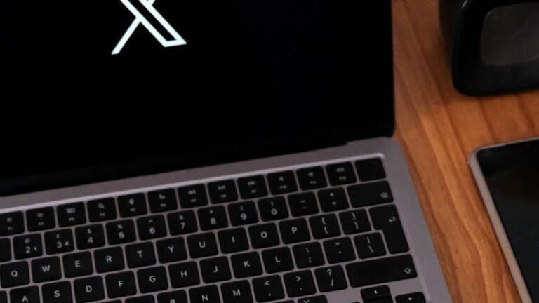 Biblioteka Reklam Meta konkurencja — laptop z ikonami social media na biurku