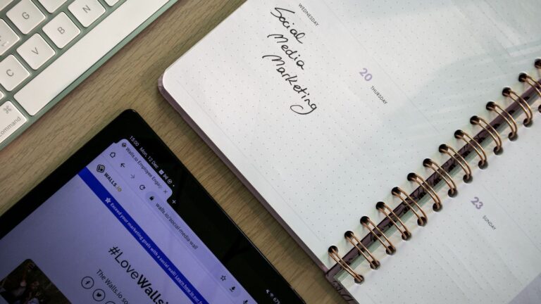 Recykling contentu z Claude: notatnik, tablet i klawiatura na biurku do planowania treści